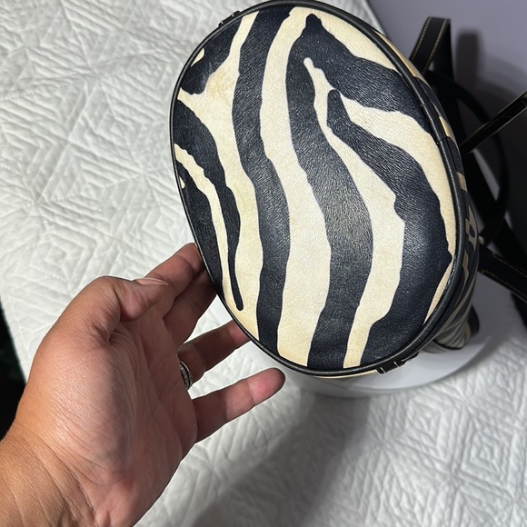 🔥Host Pick🔥 Dooney & Bourke 🦓 zebra print bucket bag with pink cloth interior - Picture 6 of 15